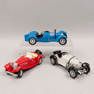 Lote de 3 autos a escala de los años 30. Italia, siglo XX. De la marca BURAGO. Elaborados en metal fundido policromado y resina.