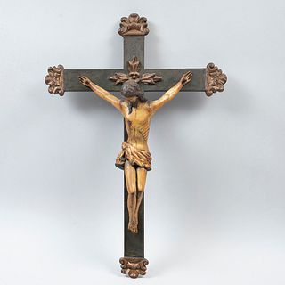 Cristo en la cruz. Siglo XX. Elaborado en yeso policromado. Cruz en talla de madera. 64 cm altura