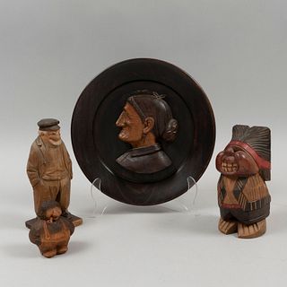 Lote mixto de 4 piezas. Elaborados en madera tallada y policromada. Consta de: Plato con busto de dama, marino, apache y hombre.