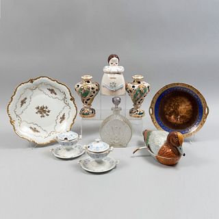 Lote mixto de 9 piezas. Checoslovaquia, Alemania, Italia, México. Siglo XX. Elaborados en cerámica, porcelana y cristal.