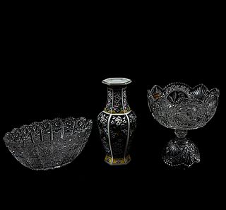 Lote de 3 piezas. Japón y México. Siglo XX. Elaborados en cristal cortado y porcelana. Consta de: florero y dos centros de mesa.