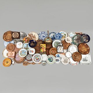Lote de 51 recuerdos de viajes. Diferentes diseños. Siglo XX. Elaborados en madera, cerámica, piel, metal, vidrio y material sintético.