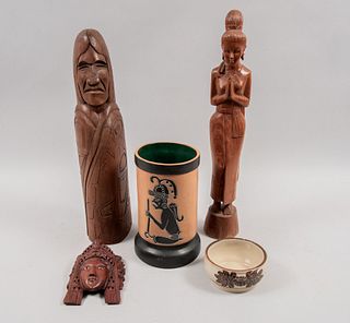Lote mixto 5 piezas. Diferentes orígenes y diseños. Siglo XX. Elaboradas madera y cerámica. Consta de: máscara maya, otros.