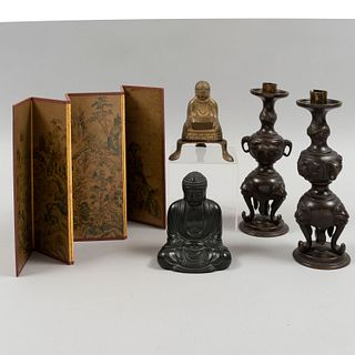 Lote mixto de 5 piezas. Origen oriental. Siglo XX. Elaborados en cartón y metal. Consta de: par de candeleros, 2 budas y biombos.