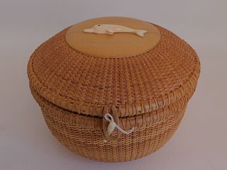 NANTUCKET BASKET WITH DOLPHIN PLAQUE 