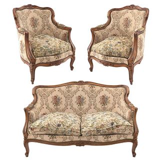 Sala. Francia. Siglo XX. Estilo Luis XV. En talla de madera de nogal. Consta de: loveseat y par de sillones. Piezas: 3
