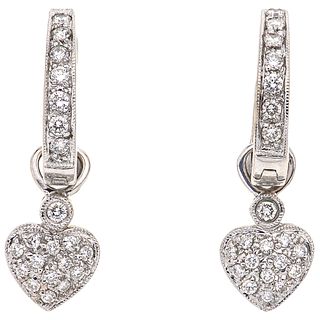 PAIR OF EARRINGS WITH DIAMONDS IN 14K WHITE GOLD 42 Brilliant cut diamonds ~0.60 ct. Peso: 4.3 g
