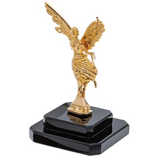 SCULPTURE OF THE ANGEL OF INDEPENDENCE IN 18K YELLOW GOLD ON ONYX BASE Weight of sculpture: 46.5 g. Total weight: 116.4 g