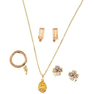 CHOKER, MEDAL, RING AND TWO PAIRS OF EARRINGS IN YELLOW, WHITE AND PINK 14K AND 10K GOLD Total weight: 9.1 g