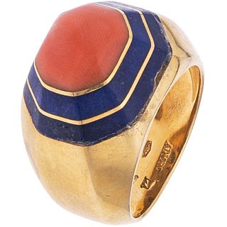 RING WITH CORAL AND LAPIS LAZULI IN 18K YELLOW GOLD Orange coral and an application of lapis lazuli. Weight: 14.5 g. Size: 7 ½
