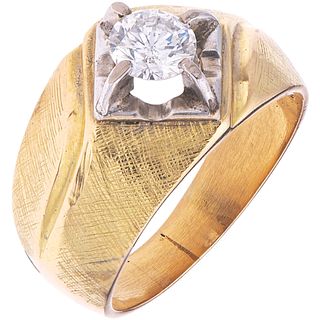 RING WITH DIAMOND IN PALLADIUM SILVER AND 12K YELLOW GOLD 1 Brilliant cut diamond ~0.68 Clarity: I2-I3. Size: 8 ½
