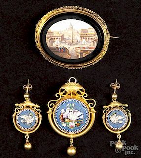 Micromosaic brooch of Vatican City set in onyx and yellow gold, 15.4 dwt