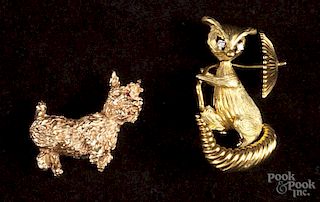 Yellow gold pin depicting a cat holding an umbrella, with a moveable tail and head, 10.2 dwt
