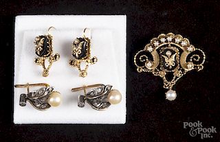 Yellow gold, onyx, and pearl brooch and earring set
