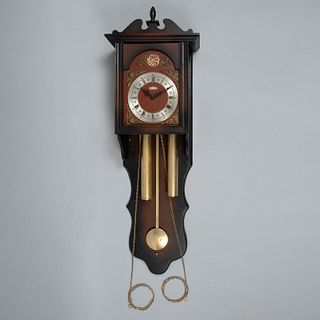 Reloj de pared. México, siglo XX. Estructura de madera Marca Besser. Maquinaría de péndulo con contrapesos.