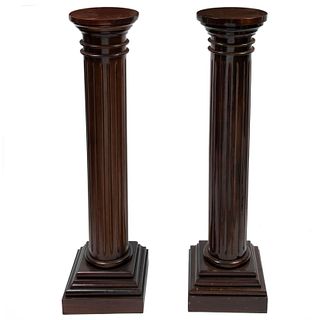 Par de pedestales. SXX. Diseño a manera de columna. Talla en madera. Con capitel circular, fuste estriado y basa tipo zócalo.