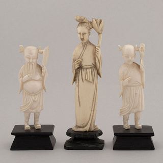 Lote de 3 piezas. Origen oriental. Siglo XX. En talla de marfil. Consta de: geisha y 2 sabios. Con bases de madera color negro.