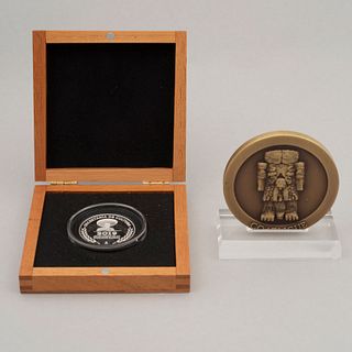 Lote de 2 medallas. Consta de: Medalla conmemortativa en bronce del 75 aniversario del INAH y medalla en plata por 30 años de servicio.