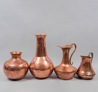 Lote de 2 jarras y 2 floreros. México, siglo XX. Elaborados en cobre. Detalles de conservación. 42 cm de altura (mayor)