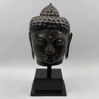 Cabeza del Príncipe Siddharta Gautama (Buda). Indonesia. S XX. Fundición en bronce. Con base de madera laqueada.