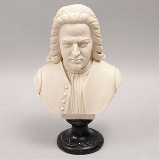 Busto de Johann Sebastian Bach. Siglo XX. Elaborado en pasta moldeada acabado crudo con base escalonada circular. 33 cm de altura.