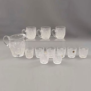 Lote de 28 piezas. SXX. Elaboradas en cristal cortado. Algunas marca Royal Elegance. Consta de: jarra, 3 tazas, 8 vasos, Otros.