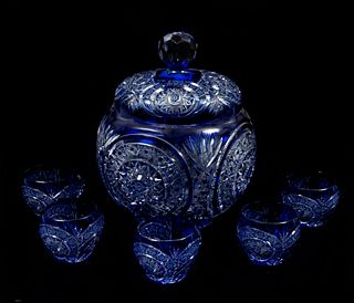 Ponchera con tazas. SXX. Elaborados en cristal de Bohemia color azul. Decorados con elementos vegetales, geométricos y facetados.