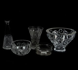 Lote de 5 piezas. Diferentes orígenes y diseños. SXX En cristal. Uno Lalique, firmado. Consta de: florero, licorera y 3 centros de mesa