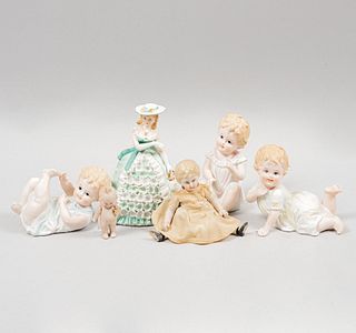 Lote de 6 figuras decorativas. Japón. SXX En porcelana, una Lefton. Acabado gres. Consta de: dama, niña y 4 bebés.