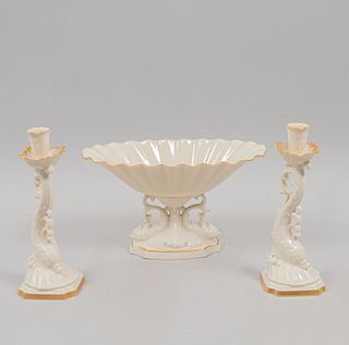 Lote de 3 piezas. Estados Unidos. SXX. Elaborados en porcelana Lenox. Consta de: centro de mesa y par de candeleros.