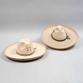 Lote de 2 sombreros de faena. México. Siglo XX. Elaborados en palma tejida. Decorados con toquilla.