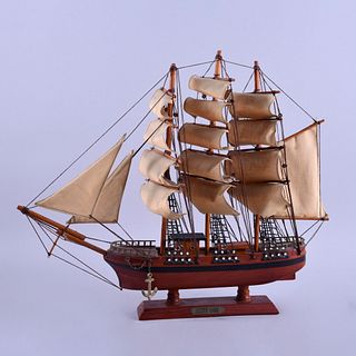 Escala del velero tipo clipper Cutty Sark. Estados Unidos, siglo XX. Elaborado en madera tallada, con base de madera y velas de tela.