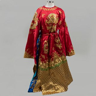 Kimono. Origen oriental. SXX. Elaborado en tela ensedada bordado con hilo dorado. Decorado con dragones, motivos orgánicos.