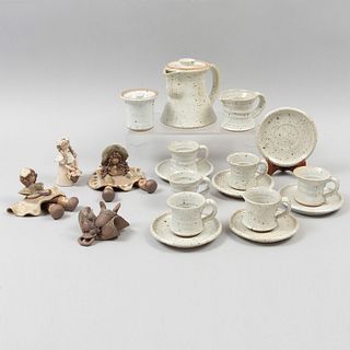 Lote mixto de 32 piezas. Diferentes orígenes y diseños. SXX. Elaboradas en cerámica, hueso, madera, piedra y material sintético.