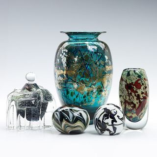 A COLLECTION OF STUDIO ART GLASS INCL SUDDUTH AND HUSS,