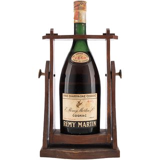 Rémy Martin. V.S.O.P. Cognac. France. En presentación de 2 lt. Con columpio de madera.