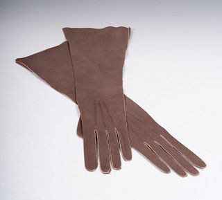VIVIEN LEIGH. 
Pair of gloves FOWNES BROTHERS. France, 1950s. 
Brown suede. Size 6/3. 
With inside stamp.