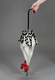 VIVIEN LEIGH. 
S. FOX & CO LDT walking parasol, Paragon model. England, 1930s. 
Metal, Bakelite, white fabric and black tassels. 
This parasol was par
