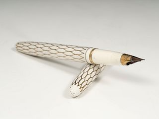 VIVIEN LEIGH. 
SHEAFFER’S American fountain pen, Lady Sheaffer model, year 1959. 
Enamelled metal in white.