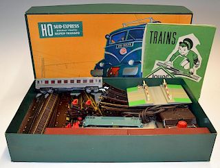 HO Gauge Jouef Sud-Express Train Set consisting of Engine, 2 Coaches, Station, Level Crossings, Quan
