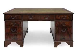 Georgian style desk. England, ca. 1950. 
Mahogany wood and leather top.