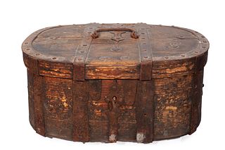 Trunk chest; XIX century. 
Wood with hardware.