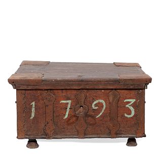 Late 18th century casket; 1793. 
Wood with hardware. Presents polychrome.