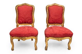 Pair of Carlos III chairs. Spain, second third of the 18th century. 
Carved and gilded wood. Damask silk upholstery.