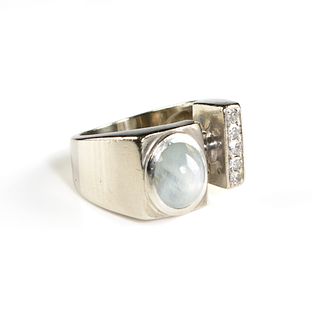 A GENTLEMAN'S 14K WHITE GOLD, DIAMOND, AND PALE GRAY SAPPHIRE RING, 