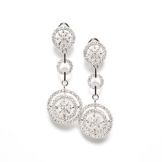 A PAIR OF 18K WHITE GOLD AND DIAMOND DROP EARRINGS,