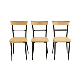 3 sillas. SXX. Elaboradas en metal color negro y madera. Con respaldos semiabiertos, fustes y soportes tubulares.