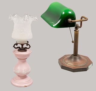 Lote de 2 lámparas. SXX. Consta de: a) Lámpara de mesa. Estilo quinqué. Elaborada en metal, cerámica y cristal. Otro.