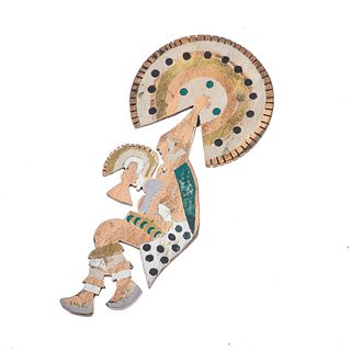 Pendiente con malaquita en metal base. 9 mosaicos de malaquita. Motivo danzante con penacho. Circa 1950. Peso: 51.0 g.