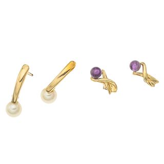 Dos pares de broqueles con perlas y amatistas en oro amarillo de 14k. 2 perlas cultivadas color blanco de 5 mm. 2 esferas de ama...